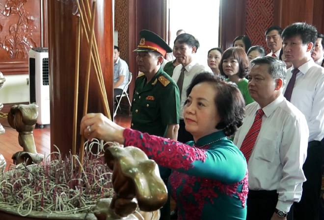 Secretary of the provincial Party Committee and Chairwoman of the provincial People’s Council Pham Thi Thanh Tra and delegates offer incense in tribute to President Ho Chi Minh at the national historical site of the Yen Bai city stadium.